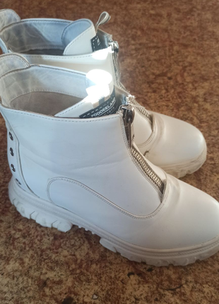 Стильні білі черевики, боточки на високо тракторній підошві4 фото