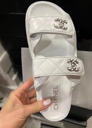 Білі шкіряні шльопанці