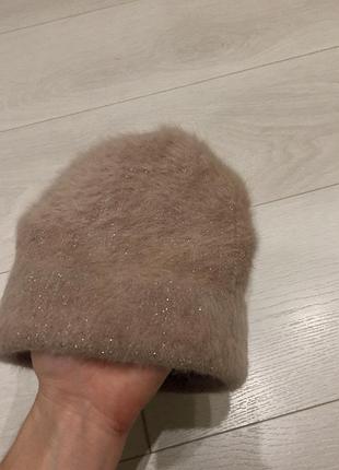 Бежевая шапка -классика с люрексом