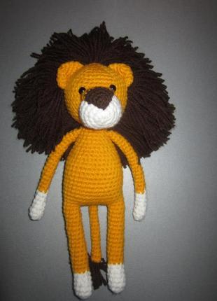 Лев ручної роботи