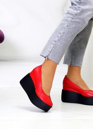Модельні шкіряні червоні жіночі туфлі натуральна шкіра на танкетці