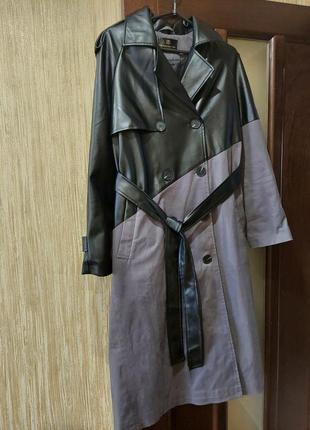 Трендовый плащ, тренч, пальто из комбинированной ткани с черной экокожей, графит от bomond boutiquе 42-445 фото