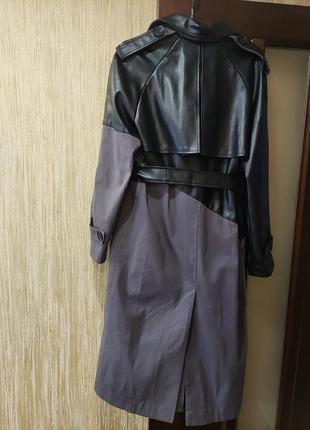 Трендовый плащ, тренч, пальто из комбинированной ткани с черной экокожей, графит от bomond boutiquе 42-444 фото