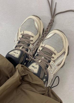 Крутые женские и мужские кроссовки asics onitsuka gel-quantium birth dark taupe бежевые с коричневым8 фото