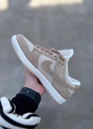 Классные женские кроссовки nike dunk low se sand drift светло-коричневые2 фото