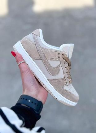 Классные женские кроссовки nike dunk low se sand drift светло-коричневые1 фото