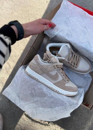 Классные женские кроссовки nike dunk low se sand drift светло-коричневые4 фото