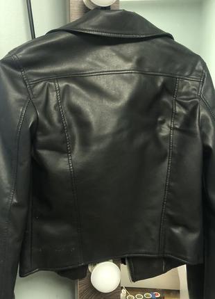 Куртка з еко шкіри h&m. дуже гарна. eur 34. є недолік на воротнику, при носінні непомітно і на рукаві теж не помітно.2 фото