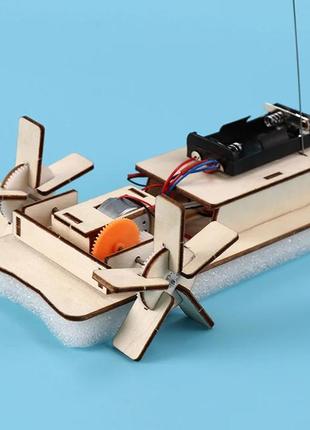 Деревянный конструктор sv в виде лодки с батарейками и мотором (sv3598)1 фото