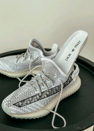 Кросівки adidas yeezy колаб + dior (шнурки рефлектив) 36-40р.