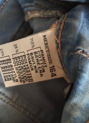 Короткі джинсові шорти середня посадка підтяжки накладні кишені заклепки стрази3 фото