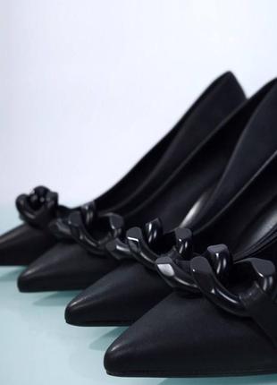 Черные туфли лодочки с интересным каблуком с цепочкой3 фото