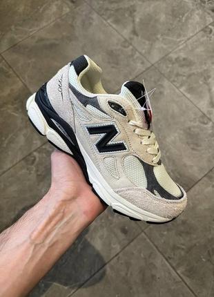 Стильные женские кроссовки new balance 990v3 miusa x teddy santis moonbeam бежевые с чёрным