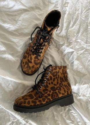 Классные ботинки в леопардовый принт