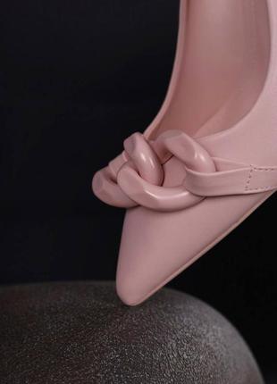 Туфлі човники пудрові рожеві з ланцюжком і з оригінальним каблуком2 фото