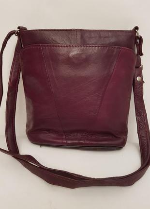 Трендовая кожаная сумочка crossbody красивого баклажанного цвета3 фото