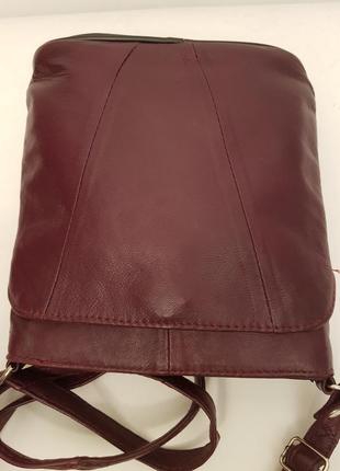 Трендовая кожаная сумочка crossbody красивого баклажанного цвета4 фото