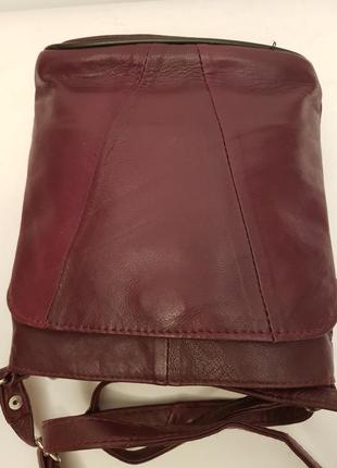 Трендовая кожаная сумочка crossbody красивого баклажанного цвета5 фото