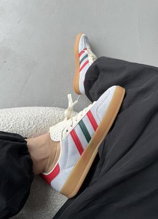 Шикарные женские и мужские кроссовки adidas gazelle blue red green серо-голубые с цветными вставками3 фото