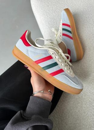 Шикарнезні жіночі та чоловічі кросівки adidas gazelle blue red green сіро-блакитні з кольоровими вставками