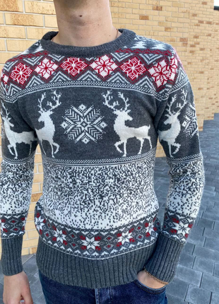 Теплий новорічний светр з білими оленям