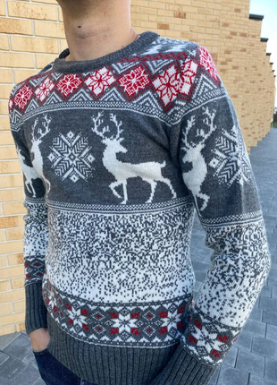 Вовняний светр з оленями