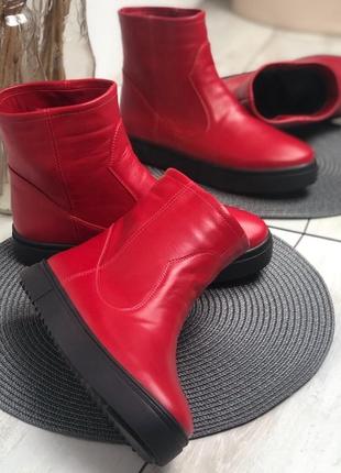 Ботинки из натуральной кожи красного цвета на спортивной подошве