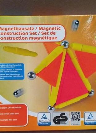 Магнітний конструктор playtive із перегородками. 82 деталі.