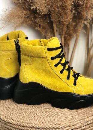Спортивные ботинки з натуральной желтой замши на черной подошве