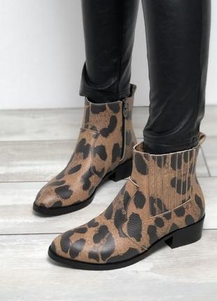 Ботинки  казаки из натуральной кожи леопард