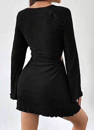 Черное женское универсальное приталенное мини-платье из турецкого рубчика с вырезами по бокам2 фото