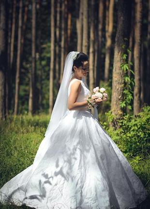 Пышное свадебное платье со шлейфом4 фото