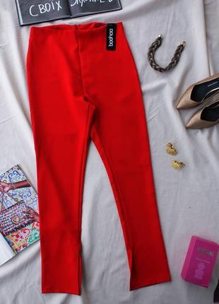 Актуальні брендові червоні брюки штани з розрізами від boohoo
