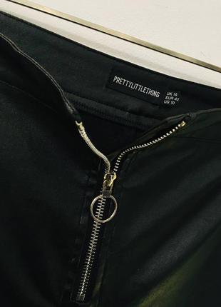 Черные эко кожаные контрастные неоновые узкие брюки prettylittlething хл10 фото