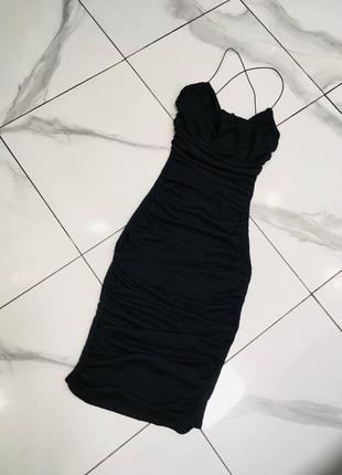 Черное платье миди с жатой текстурой и драпировкой prettylittlething s7 фото