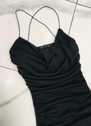 Черное платье миди с жатой текстурой и драпировкой prettylittlething s8 фото