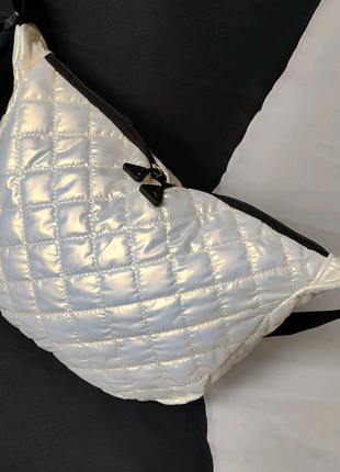 Стьобана сумочка крос-боді білого кольору10 фото