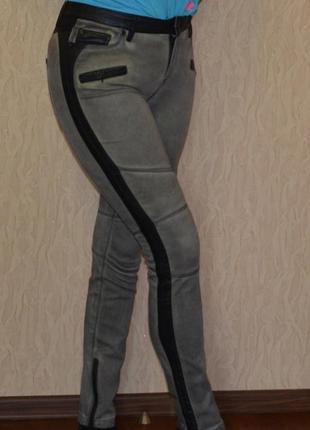 Офігенний джинси з шкіряними вставками 10-12 розмір