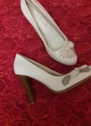 Нові білі весільні туфлі