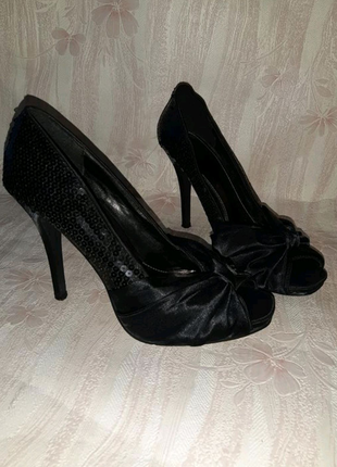 Чорні атласні туфлі в чорних паєтках і ажурні чорні мереживні6 фото
