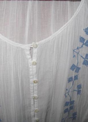 Блуза з блакитною вишивкою біла3 фото