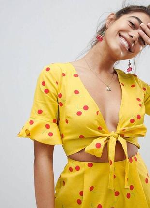 Льняной комбинезон с вырезом и завязками asos design с вишневым принтом м4 фото