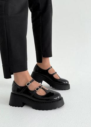 Чорні жіночі лаковані класичні туфлі на високій підошві потовщеній з ремінцями з натуральної шкіри