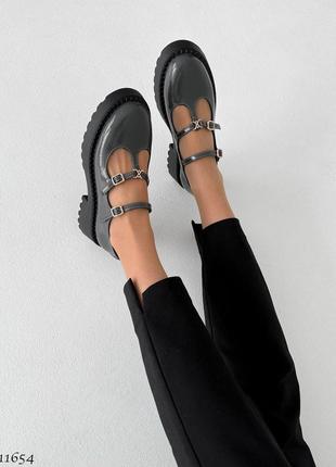 Серые натуральные замшевые туфли с ремешками на черной толстой подошве лак2 фото