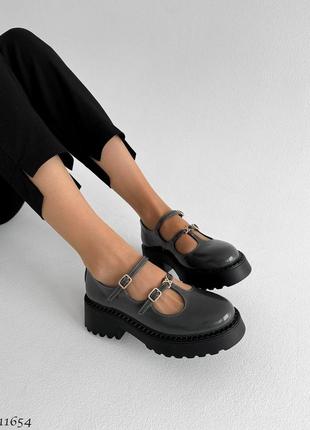 Серые натуральные замшевые туфли с ремешками на черной толстой подошве лак3 фото