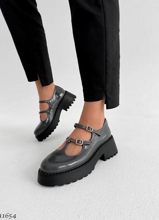 Серые натуральные замшевые туфли с ремешками на черной толстой подошве лак8 фото