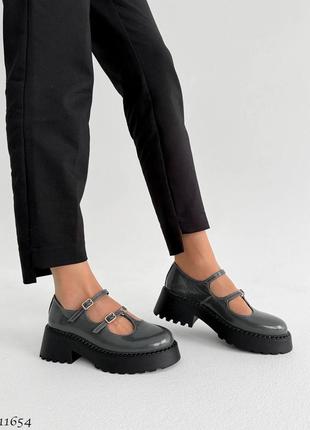Серые натуральные замшевые туфли с ремешками на черной толстой подошве лак7 фото
