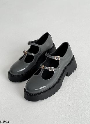 Серые натуральные замшевые туфли с ремешками на черной толстой подошве лак10 фото