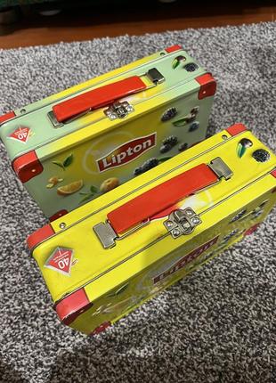 Металева коробка в формі чемодана lipton5 фото