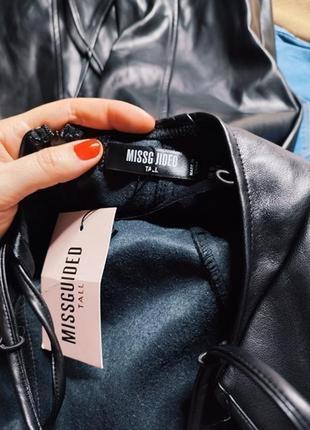 Missguided платье из эко кожи чёрное на бретельках новое с вырезом на спине завязки по фигуре6 фото